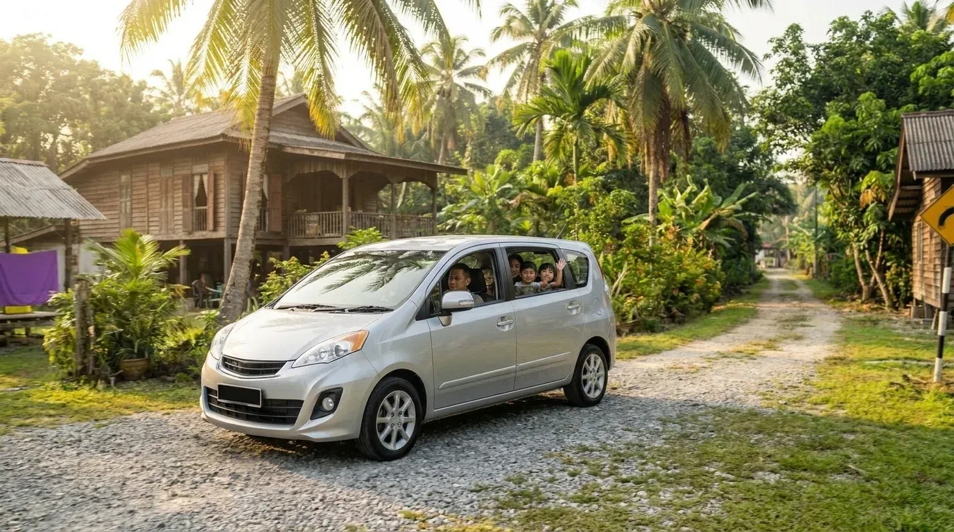 Kereta tanpa jenama membawa keluarga melalui jalan kampung Malaysia dengan rumah kampung dan pokok kelapa.