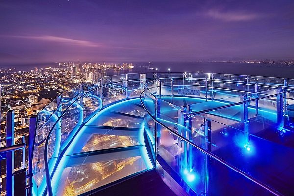 familyfriendly-things-to-do-in-penang-at-night-komtar-rainbow-skywalk