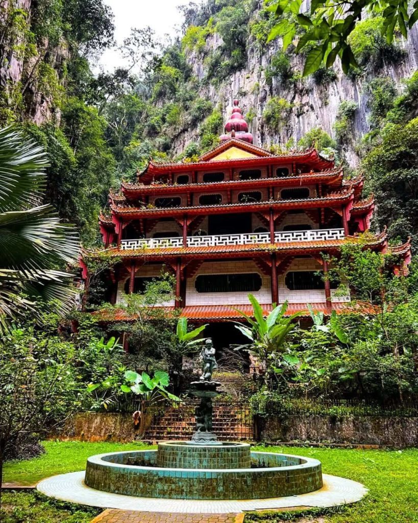 fountain at sam poh tong temple